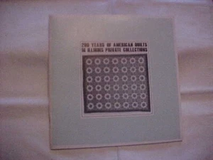 200 YEARS OF AMERICAN QUILTS in  ILLINOIS PRIVATE COLLECTIONS (1976 ISU Exhibit) - Foto 1 di 5