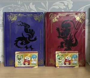 Pokemon Libro d'Arte Scarlatto e Viola Pokemon Center Promo Sigillato Mu set di 2 - Foto 1 di 7