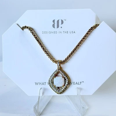 Collar Bomb Party Octubre "Carrying the Shine" Ópalo Blanco Lechoso sobre Oro Foto 1 de 2