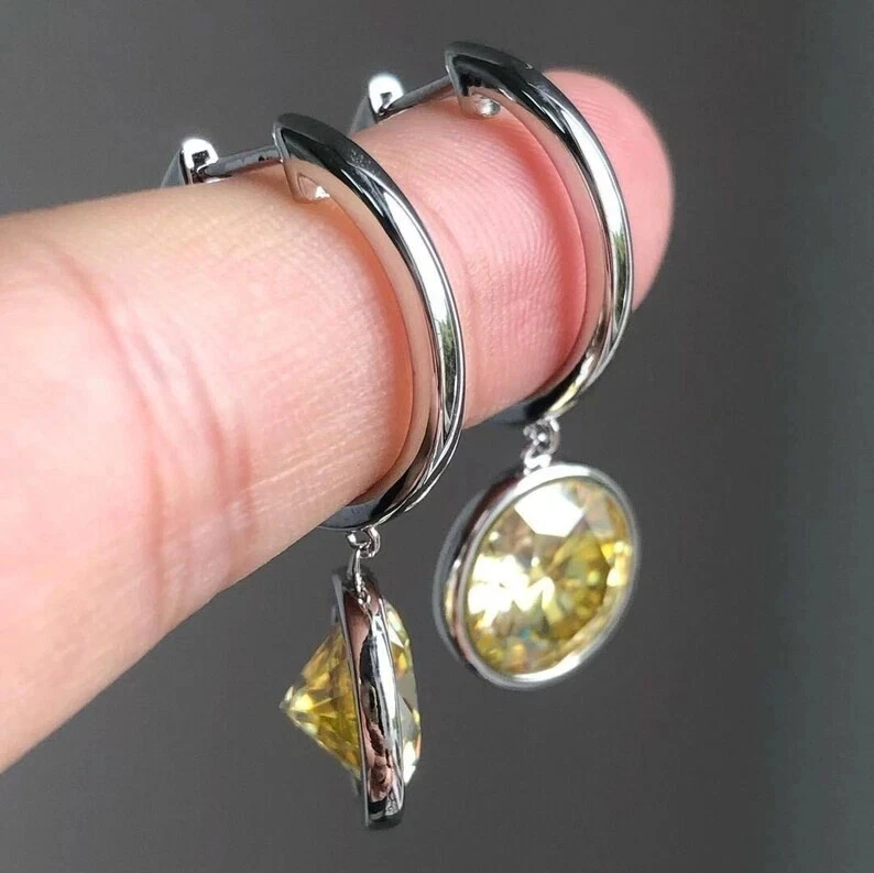 Pendientes colgantes solitarios redondos creados en laboratorio de 2 quilates enchapados en oro amarillo de 14 k Foto 1 de 4