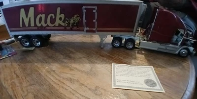 Mack Elite 1993 escala 1/32 con petrolero y remolque Franklin. Ver fotos  Foto 1 de 4
