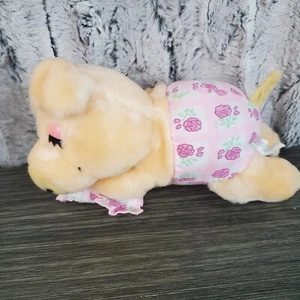 Cerdo de felpa rosa melocotón Kitschy con almohada de flores con volantes y lechón de pañales - Imagen 1 de 7