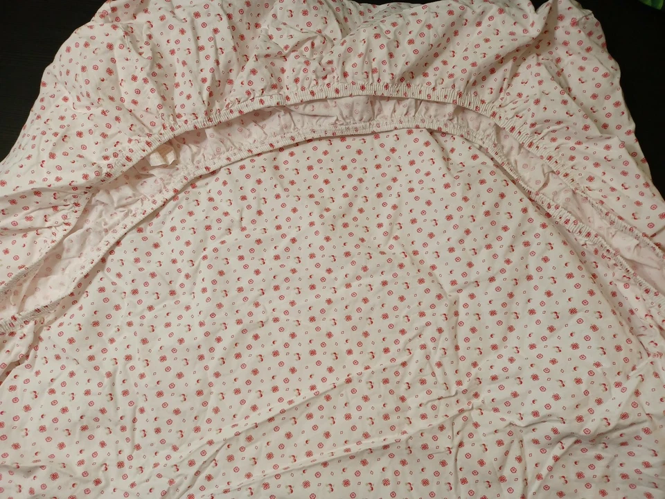 Sábana Cuna Bebé Amy Coe Edición Limitada Blanca con Flores Rojas y Rosa Usada en Excelente Condición Foto 1 de 4