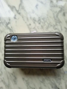 RIMOWA Lufthansa LH FIRST CLASS Amenity Kit Kaki . Mit Inhalt. - Bild 1 von 9