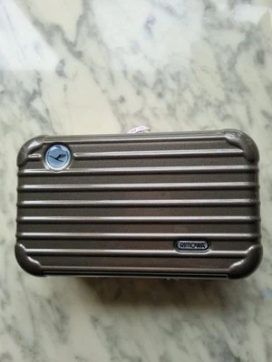  RIMOWA  Lufthansa LH FIRST CLASS Amenity Kit Kaki .   Mit Inhalt.  - Bild 1 von 4