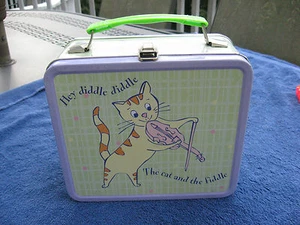 Hey Diddle DiddleThe Cat And The Viddle & Hickory Dickory Dock Lunch Box in metallo - Foto 1 di 6