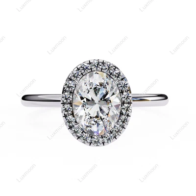 Anillo de compromiso de oro blanco de 10 quilates con halo de diamantes blancos de corte ovalado de 2,10 quilates creado en laboratorio Foto 1 de 4