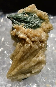 GORMANITE ON WHITEITE (Mg) 2 X 1 X 1.5 CM, RAPID CREEK, YUKON, CANADA - Bild 1 von 2