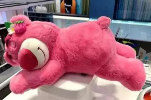 Regalo Lotso Lindo Oso Fresa Sofá Almohada de Felpa Juguetes de Peluche Niños Niñas - Imagen 1 de 22