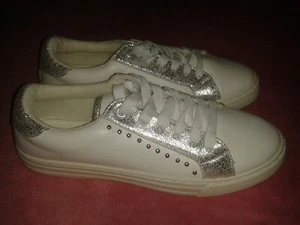 SCARPE DA GINNASTICA DONNA TAGLIA 5,5 BIANCHE E ARGENTO BORCHIATE SUOLA SENSATION NUOVE - Foto 1 di 6