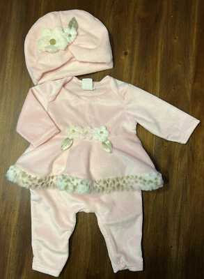 Nuevo con etiquetas Conjunto Mono Boutique CachCach Minky Rosa Suave con Sombrero y Borde Estampado Animal 6M Foto 1 de 2