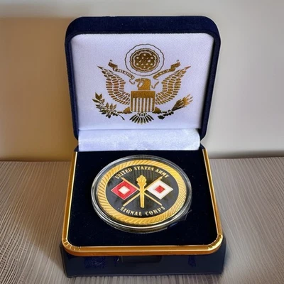 US ARMY SIGNAL CORPS Challenge Coin Ft. Gordon. Come With Blue Velvet Case - Image 1 of 4