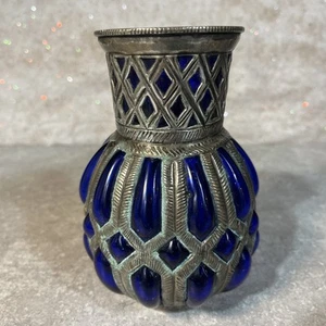 "VIDRIO BURBUJA AZUL COBALTO SOPLADO A MANO DE COLECCIÓN EN JAULA DE METAL PLATEADO 6,25"" X 4"" India" - Imagen 1 de 7
