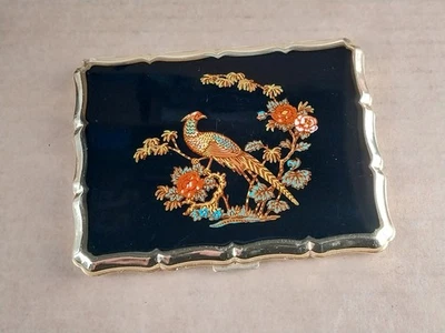 Estuche de cigarrillos Stratton England vintage negro y dorado con motivo floral y pavo real Foto 1 de 4