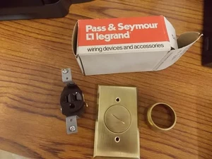 New P&S Pass & Seymour Legrand 1542 Floor Receptacle Brass Plate & Plug 15A D5 - Picture 1 of 4