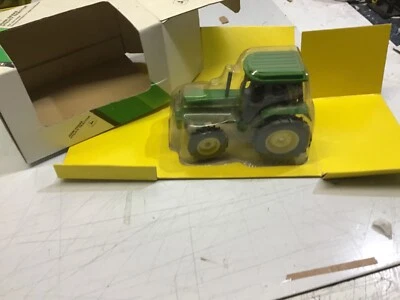 ERTL.BRITÁNICOS.1:32.GRANJA.JOHN DEERE 3140 UTILITARIO.AWD. TRACTOR 4x4.cabina.en caja. Foto 1 de 4
