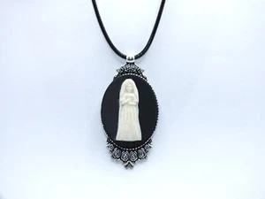 Collar Colgante Mansión Embrujada Fantasma Novia, Joyería Blanco y Negro - Imagen 1 de 16