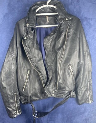 Chaqueta de moto Free People de cuero vegano para mujer, talla S borde de alambre suave con cinturón Foto 1 de 4