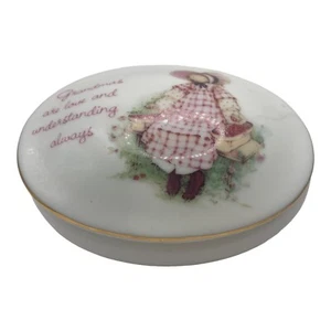 1980 Vintage Designer's Collection Porcelain Trinket Box A Grandmas Remembrance - Picture 1 of 10
