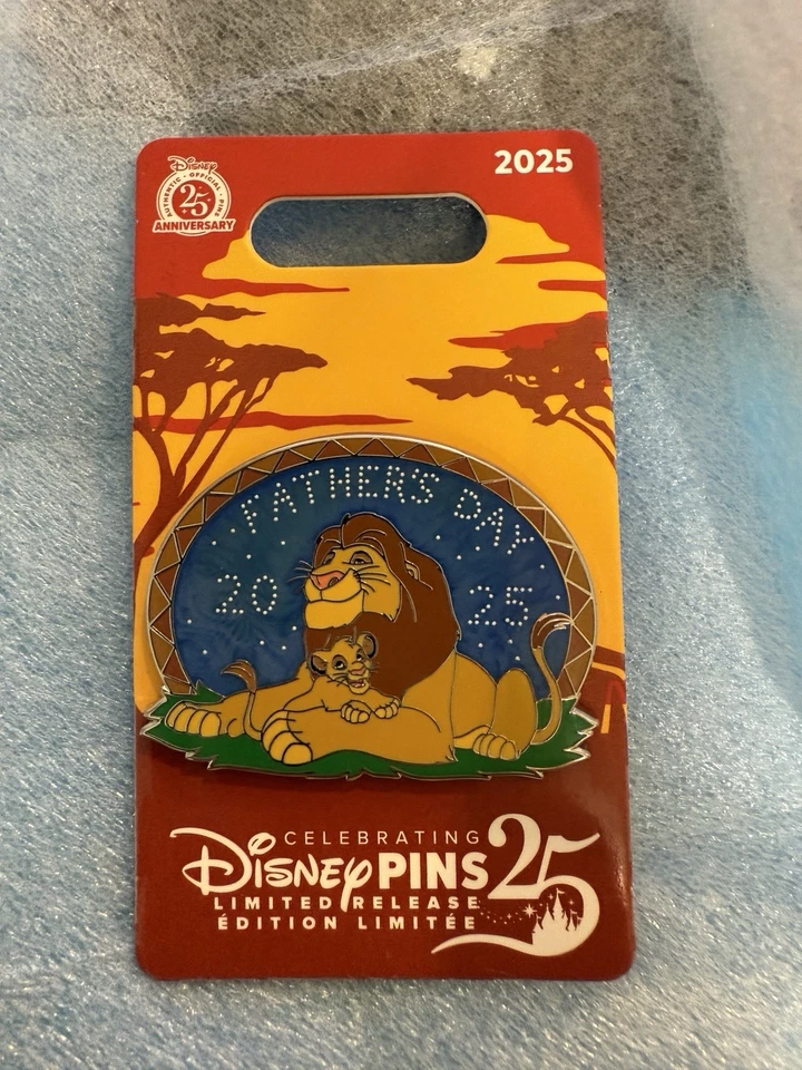 2025 DISNEY ДЕНЬ ОТЦА ЗНАЧОК ЛЕВ КОРОЛЬ МУФАСА SIMBA LR - Изображение 1 из 1