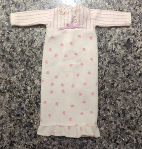 Poupée Barbie vintage chemise de nuit douce et floue avec coeurs (convient aussi aux poupées courbes) Mattel 💕 - Photo 1/6