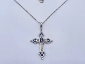 9ct white Gold Sapphire & Diamond Cross & 18" Chain. Goldmine Jewellers. - Picture 1 of 6