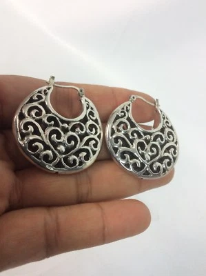 Impresionantes pendientes de aro hinchados ornamentados de plata de ley 925 Foto 1 de 3