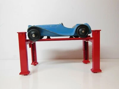 Antiguo juguete Dinky Jaguar / RARO azul bebé / buenos neumáticos / falta parabrisas / estante Foto 1 de 4