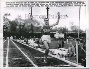 1958 Foto stampa australiano Alex Henderson taglia il traguardo a Drake Relays - Foto 1 di 2