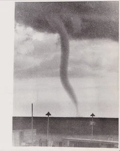 1965 Press Photo View from Buffalo of the Tornado Waterspout over Lake Erie - Picture 1 of 2
