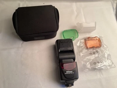 Flash electrónico Nikon Speedlight SB-700 con montaje en zapata Foto 1 de 4