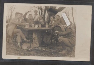 Kartenspiel , Bierkrug , Fass , Männer beim Feiern , Hund  alte Fotokarte - Bild 1 von 2