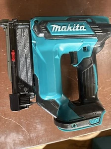 Chiodatrice a perno senza fili Makita XTP02Z 18V LXT Li-Ion calibro 23 1‐3/8" (solo strumento) - Foto 1 di 21