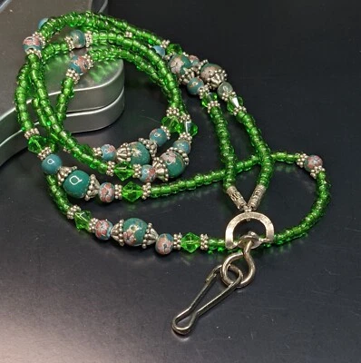 Collar porta insignia identificación cordón cuentas verde 36" neutro  Foto 1 de 4