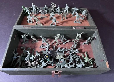 Armario de madera vintage 1964 G I Joe con soldados de plástico - ¡Ver fotos! Foto 1 de 4