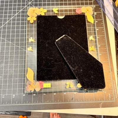 Marco de fotos de resina de flores prensadas hecho a mano de 5,5" x 7" vidrio tono plata acento Foto 1 de 4