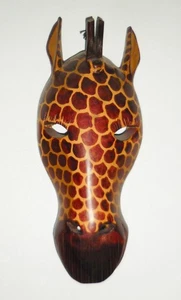 FIGURINA MASCHERA SCULTURA IN LEGNO AFRICANA VINTAGE BELLISSIMO DESIGN COLORATO NR - Foto 1 di 4