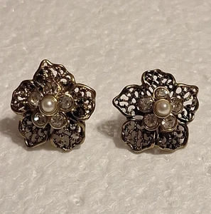 Blumen Ohrstecker mit Perlen wie Stein Akzent - Bild 1 von 4