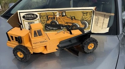 Vintage TONKA Pressed Steel Road Grader MR-970  the box is a little beat up - Image 1 of 4