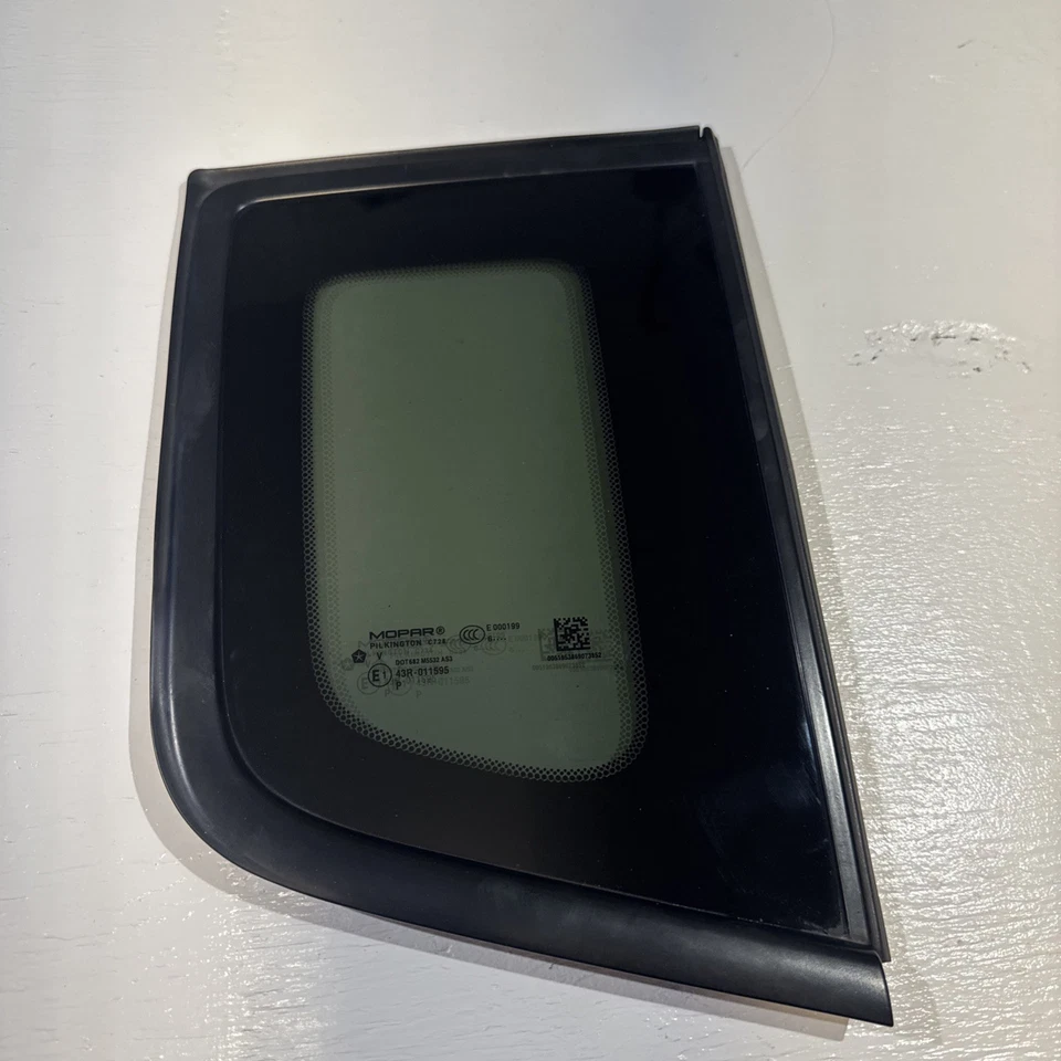 2016-2020 JEEP RENEGADE ЗАДНЯЯ ПРАВАЯ СТОРОНА ЧЕТВЕРТЬ СТЕКЛА OEM - Изображение 1 из 4