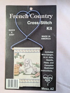 Französisches Land Kreuzstichmuster Aufhänger Hase 076016 von What's New - Bild 1 von 3