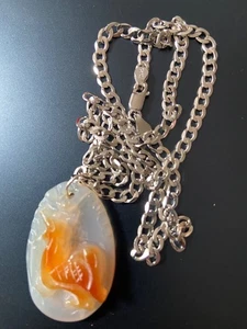 Colgante de gallo de jade verde y marrón tallado a mano de 4 cm x 2,5 cm en cadena de plata 963e - Imagen 1 de 4