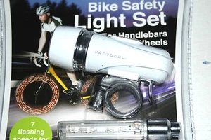 LED BICYCLE SAFETY LIGHT SET HANDLEBAR AND WHEELS WITH MOUNTING CLIPS - Picture 1 of 6