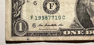 banconota da 1 dollaro 2009 circolata divertente fantasia data anno numero di serie F 1998 77 10 C - Foto 1 di 3