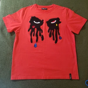 Camiseta Roku Studio Hombre Talla 2XL (XL?) Ojos de lágrima bordados rojo profundo - Imagen 1 de 9