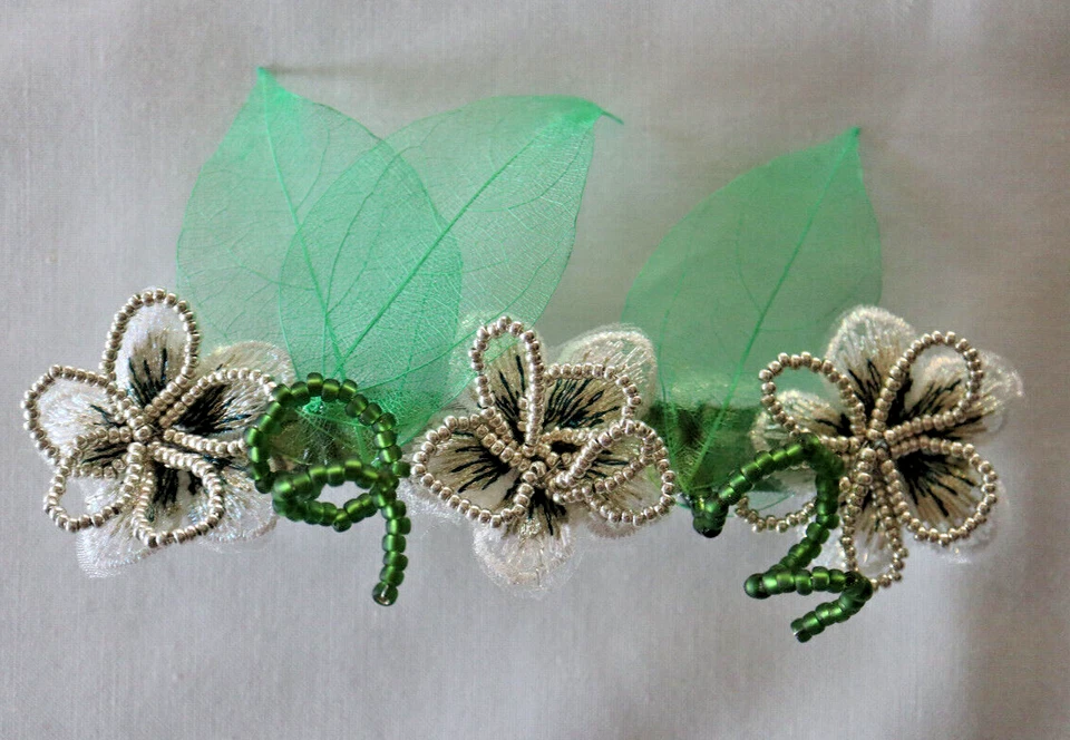 PINZA PARA EL PELO CON CUENTAS A MANO BORDADAS FLORES PLATEADAS/BLANCAS 5" Foto 1 de 2