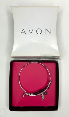 Pulseira Avon Purple Peace com miçangas tom prata com asa de anjo na caixa - Imagem 1 de 4