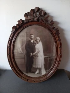 ANCIEN GRAND CADRE PHOTO OVALE NOEUD BOIS SCULPTÉ COUPLE MARIÉS 68 CM X 50 CM - Picture 1 of 19