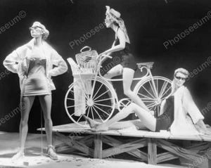 Mode Schaufensterpuppen mit Fahrrad im Vintage Fenster 8x10 Nachdruck des alten Fotos - Bild 1 von 1