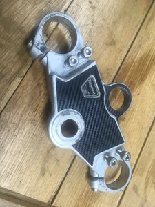 Triumph RS ST Sprint 955i CF stickered top yoke tripple clamp T2040886 + bolts - Picture 1 of 4